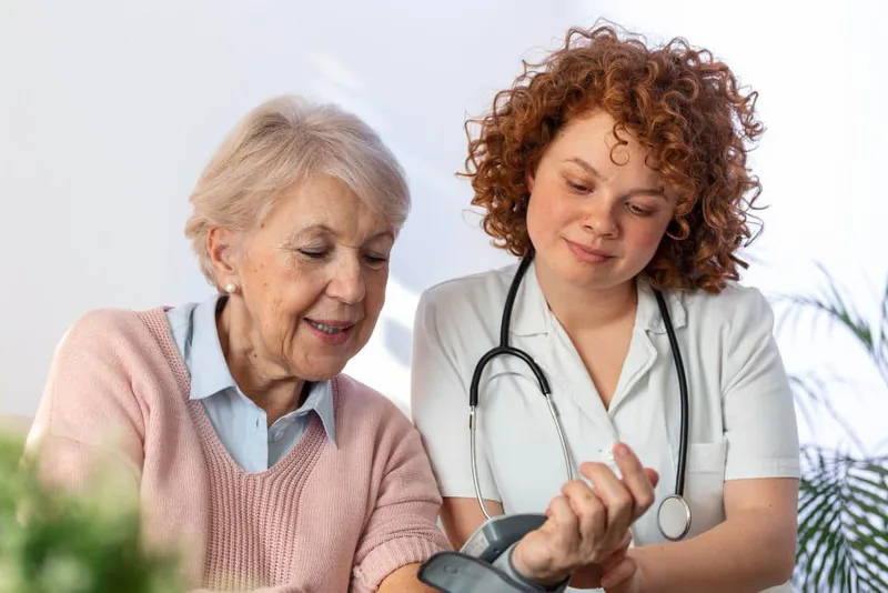 Seguro médico para mayores de 70 años: qué cambia respecto a los 65